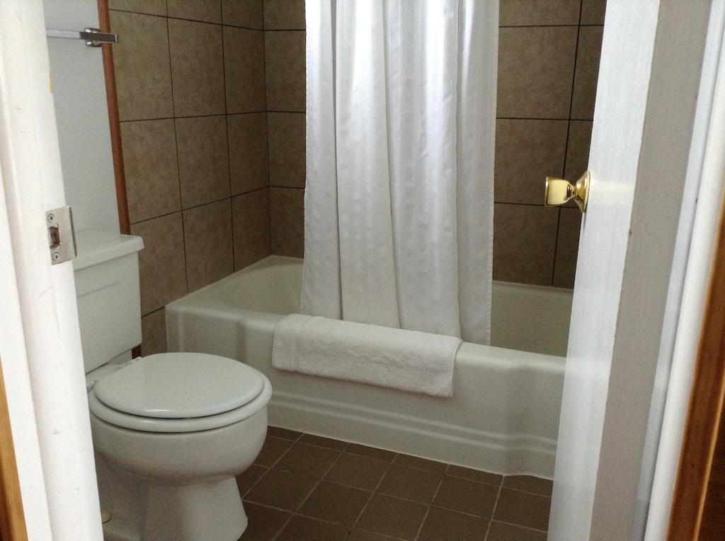 Vindel Motel Mackinaw City Room photo