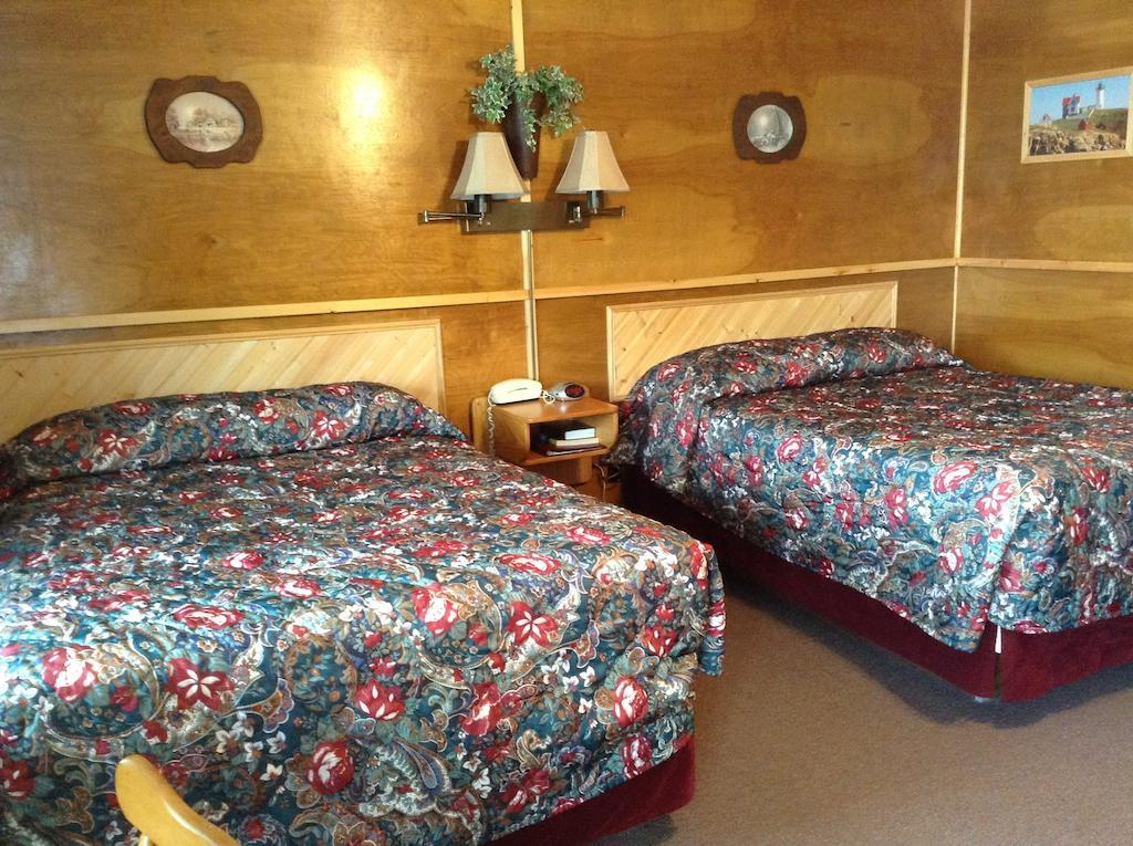 Vindel Motel Mackinaw City Room photo