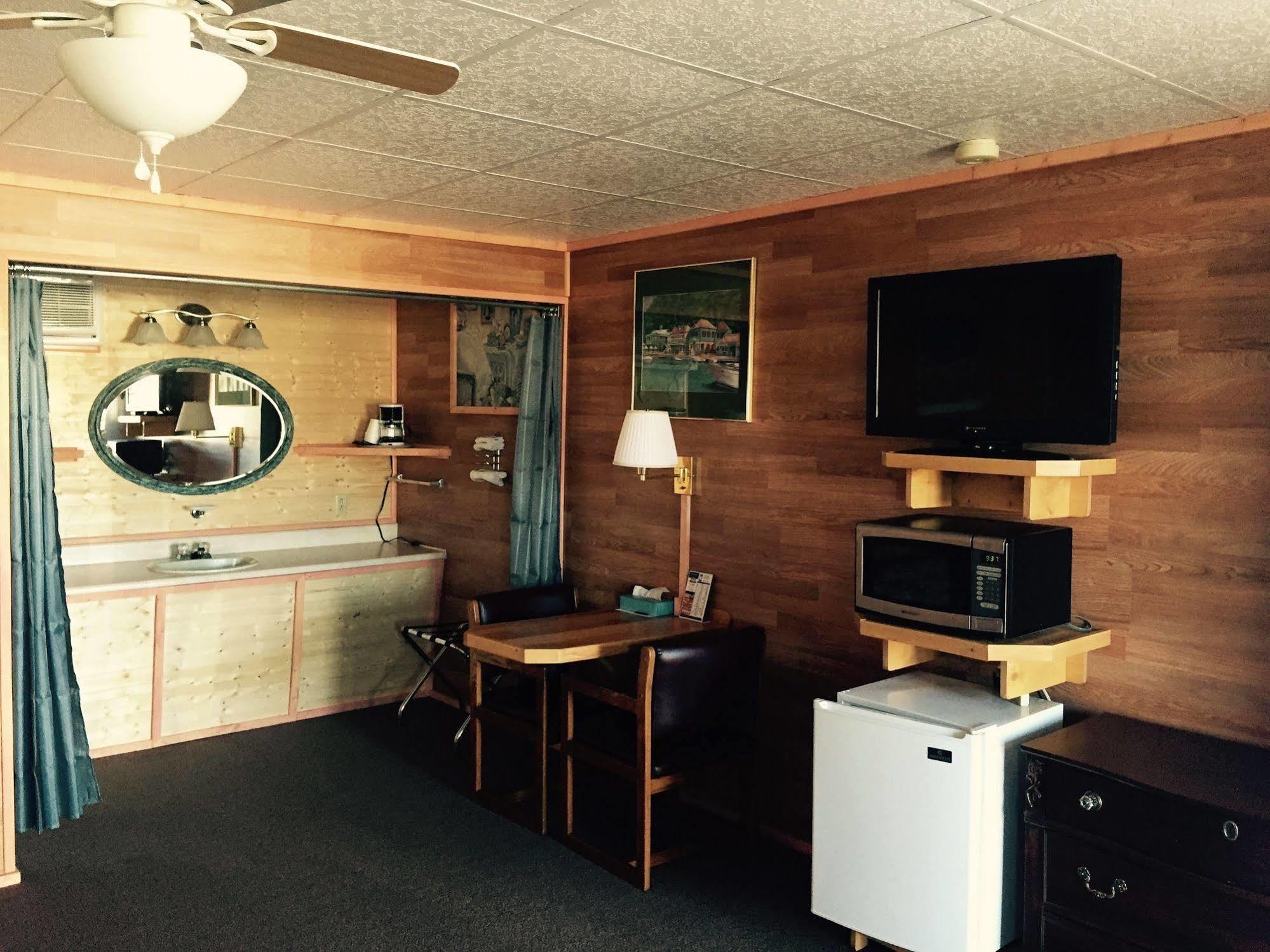 Vindel Motel Mackinaw City Exterior photo